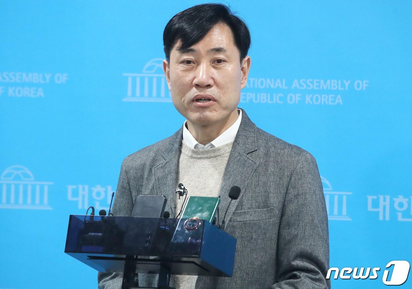 본문 이미지 - 하태경 국민의힘 의원이 29일 오전 서울 여의도 국회 소통관에서 제22대 국회의원 선거(총선) 출마 희망지를 서울 종로에서 서울 중구·성동을 지역구로 변경한 것과 관련해 취재진의 질문에 답하고 있다. 2024.1.29/뉴스1 ⓒ News1 임세영 기자