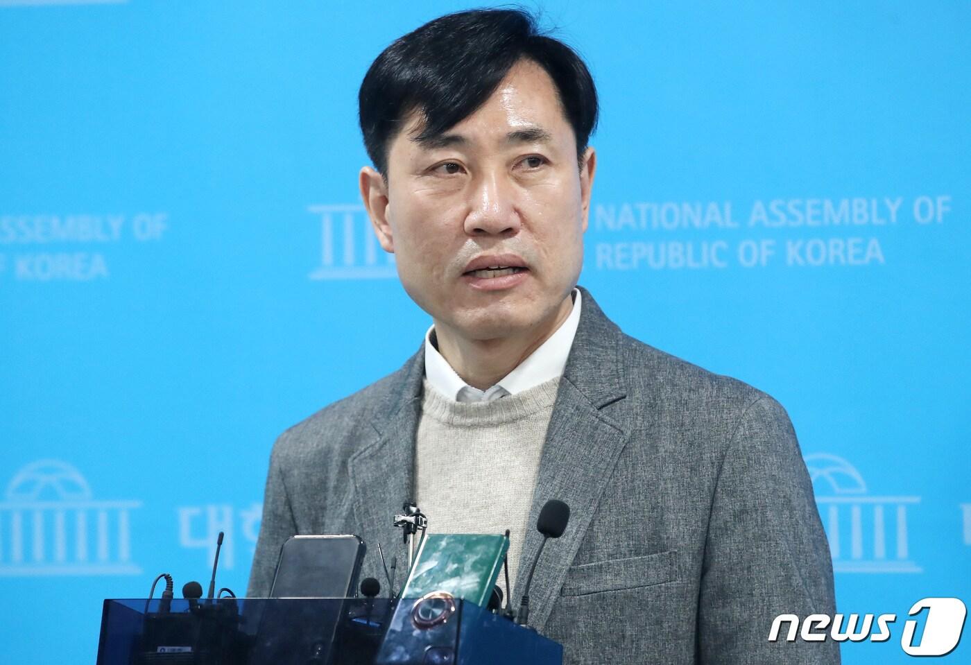 본문 이미지 - 하태경 국민의힘 의원이 29일 오전 서울 여의도 국회 소통관에서 제22대 국회의원 선거(총선) 출마 희망지를 서울 종로에서 서울 중구·성동을 지역구로 변경한 것과 관련해 취재진의 질문에 답하고 있다. 2024.1.29/뉴스1 ⓒ News1 임세영 기자