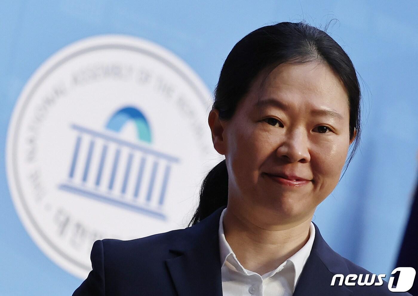 본문 이미지 - 권은희 국민의힘 의원이 29일 오전 서울 여의도 국회 소통관에서 국민의힘 탈당 및 국회의원직 사퇴 기자회견을 마치고 회견장을 나서고 있다. 2024.1.29/뉴스1 ⓒ News1 구윤성 기자