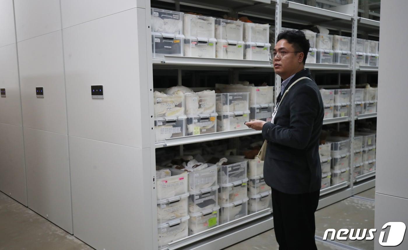 29일 오전 국립제주박물관 수장고에서 학예연구사가 시설과 보관 유물들을 소개하고 있다. 2024.1.29/뉴스1 ⓒ News1 오현지 기자