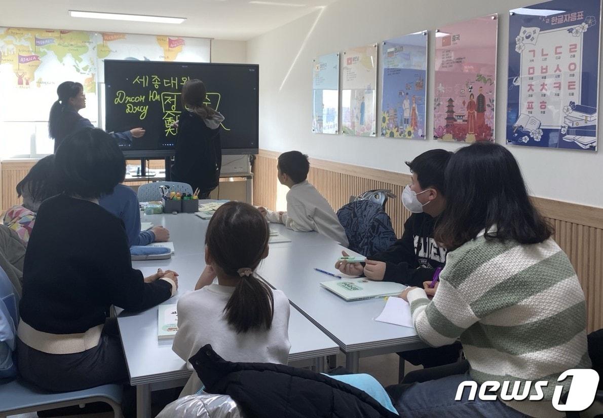본문 이미지 - 광주 이주배경 초등학생들이 한국어 교육을 받고 있다.(광주시교육청 제공)2024.1.29./뉴스1
