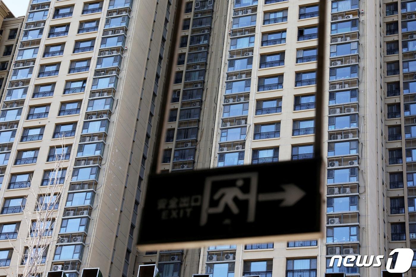 본문 이미지 - 29일 홍콩법원이 400조원대 빚더미에 앉은 중국 부동산 개발업체 헝다그룹에 대해 국제채권단의 요청을 받아들여 청산을 명령했다. 사진은 지난해 9월27일 중국 베이징에서 헝다그룹의 대단지 아파트를 바라본 모습이다. 2024.1.29. ⓒ 로이터=뉴스1