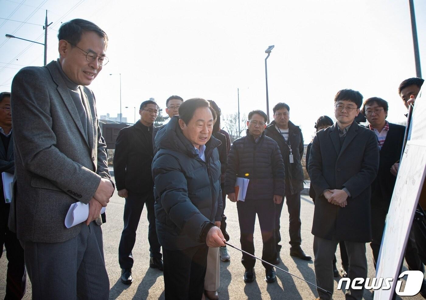 본문 이미지 - 주광덕 남양주시장이 대광위 위원장과 함께 수석대교 등 광역교통사업 추진 현황을 점검하는 모습.