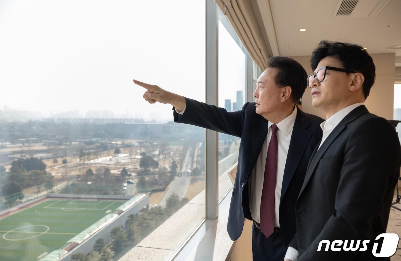 윤석열 대통령이 지난 1월 29일 용산 대통령실 청사에서 열린 국민의힘 지도부와의 오찬에 앞서 한동훈 비대위원장과 대화를 나누고 있다. &#40;대통령실 제공&#41; 2024.1.29/뉴스1 ⓒ News1 오대일 기자