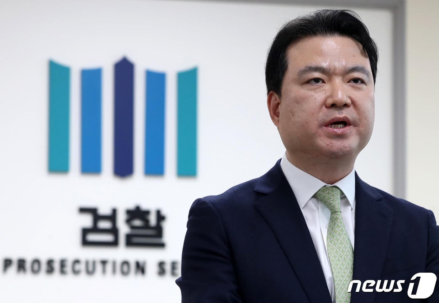 본문 이미지 - 박상진 부산지검 특별수사팀장이 29일 오후 부산 연제구 부산지검 소회의실에서 이재명 더불어민주당 대표 피습 사건과 관련해 최종 수사결과를 발표하고 있다. 2024.1.29/뉴스1 ⓒ News1 윤일지 기자