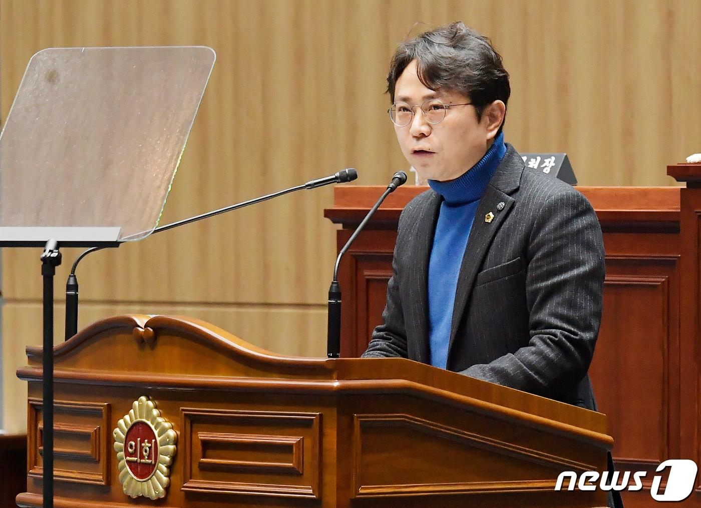 본문 이미지 - 박수기 광주시의원이 29일 시의회 임시회 1차 본회의에서 5분 자유발언을 통해 '친환경 미래차 생산기지 전환을 위해 기아자동차 광주공장 이전 논의 필요성'을 강조하고 있다. (광주시의회 제공)2024.1.29/뉴스1