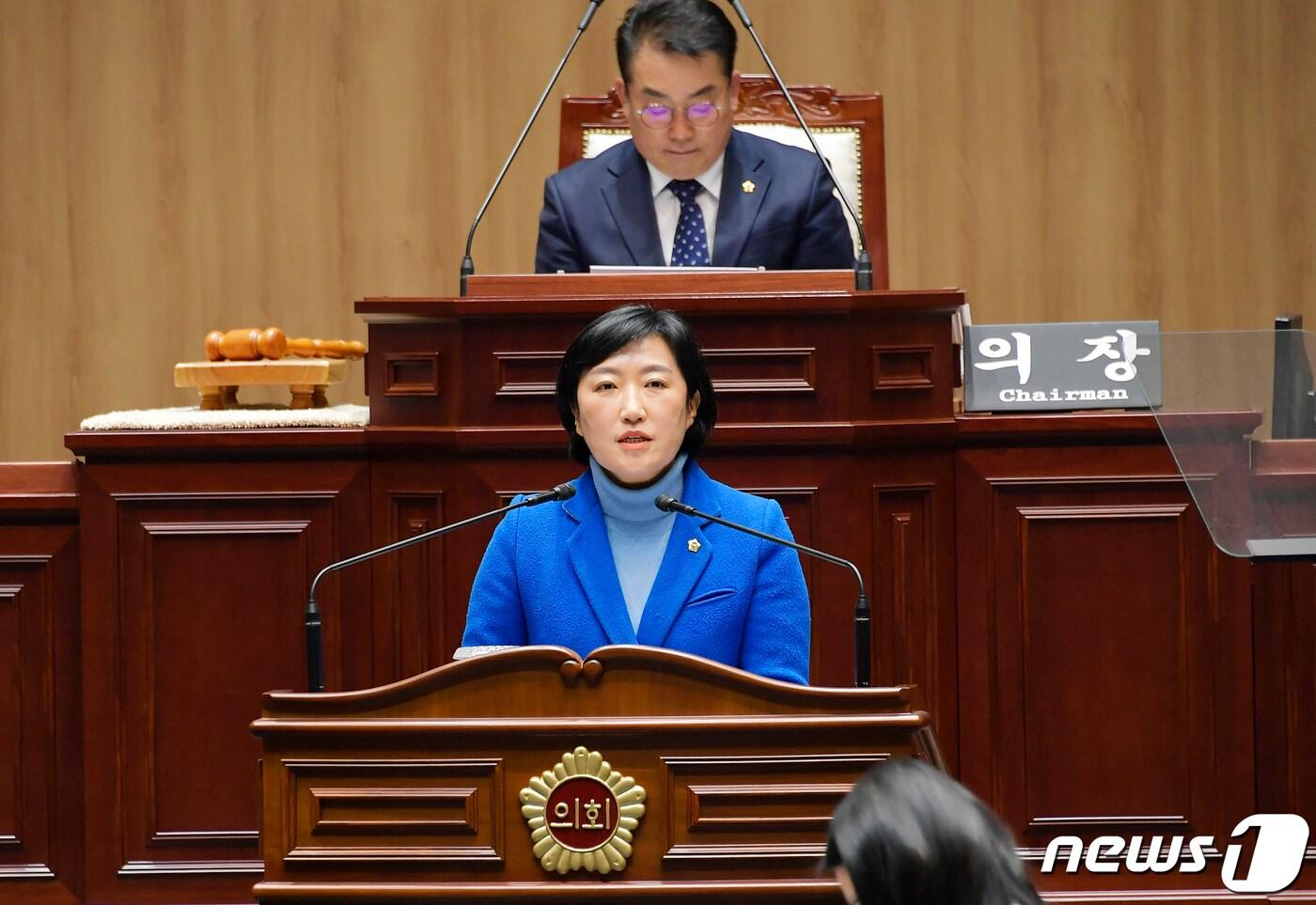 본문 이미지 - 신수정 광주시의원이 29일 시의회 임시회 1차 본회의에서 5분 자유발언을 통해 은둔형외톨이 지원사업 개선을 촉구하고 있다. (광주시의회 제공)2024.1.29/뉴스1 