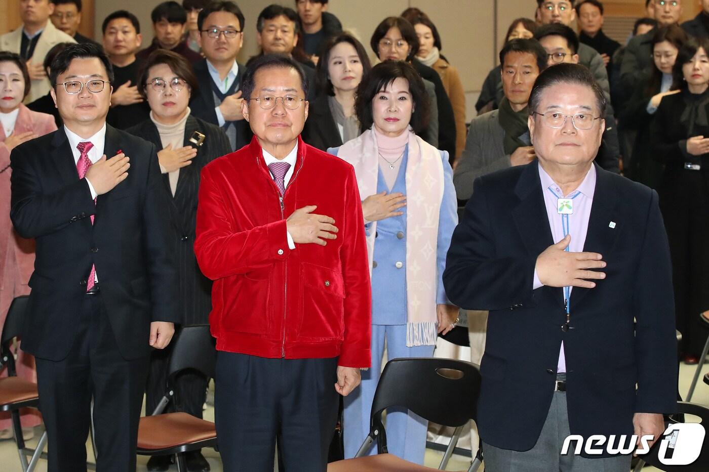 본문 이미지 - 29일 오후 대구 북구 대구시청 산격청사 대강당에서 열린 '지방시대 종합계획 및 2024년 시행계획' 설명회에서 우동기 지방시대위원장, 홍준표 대구시장, 김선조 대구시 행정부시장(앞줄 오른쪽부터) 등 참석자들이 국민의례를 하고 있다. 2024.1.29/뉴스1 ⓒ News1 공정식 기자