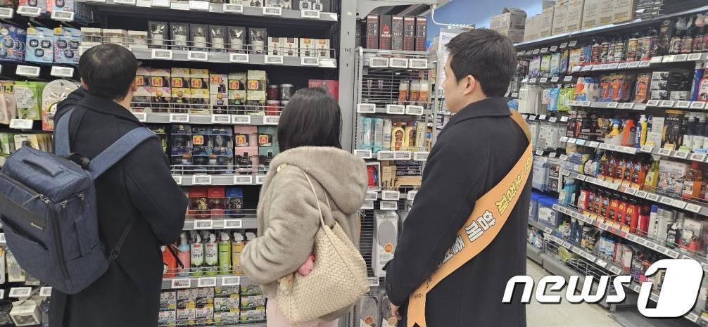 본문 이미지 - 서울시가 유통매장을 중심으로 설 선물 재포장·과대포장 여부를 점검하고 있다.(서울시 제공) 