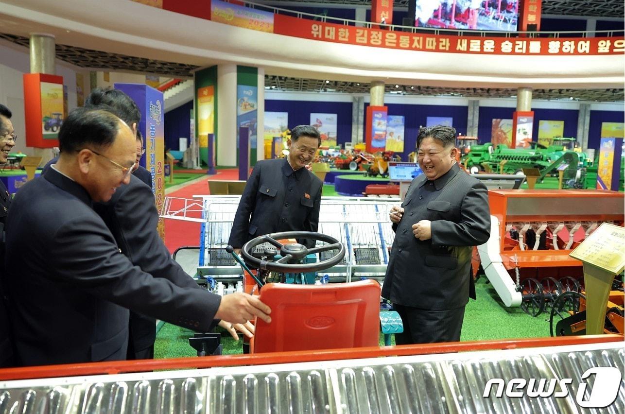 본문 이미지 - 북한 김정은 노동당 총비서가 2일 농기계전시회 '농기계공업발전-2023'을 돌아봤다고 당 기관지 노동신문이 3일 보도했다. 김 총비서는 "농산작업의 기계화 목표 실현에서 숫자보다 질이 우선이고 기본"이라고 강조했다. [국내에서만 사용가능. 재배포 금지. DB 금지. For Use Only in the Republic of Korea. Redistribution Prohibited] rodongphoto@news1.kr