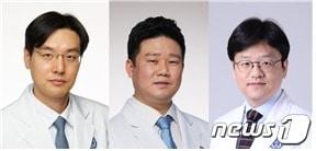 본문 이미지 - 연세대 세브란스병원 안과 (왼쪽부터)이승규 세브란스병원 안과 교수, 김용준 안과 교수, 한정우 소아혈액종양과 교수. (세브란스병원 제공)/뉴스1