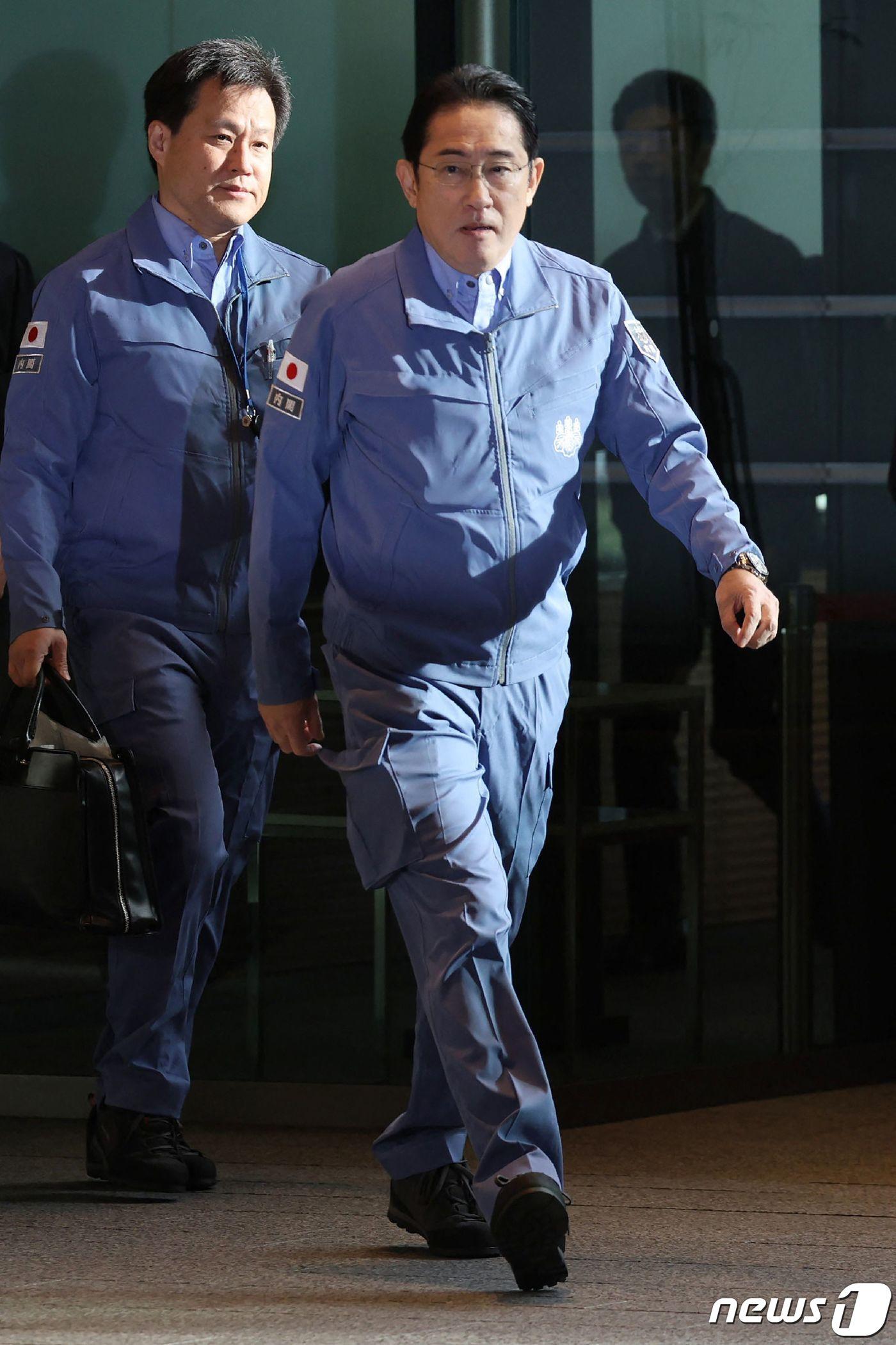 본문 이미지 - 기시다 후미오 일본 총리가 2일 (현지시간) 도쿄 총리 관저에서 열린 이시카와 현 노토 반도 강진과 관련한 비상 재해 대책 회의에 도착을 하고 있다. 2023.1.3 ⓒ AFP=뉴스1 ⓒ News1 우동명 기자