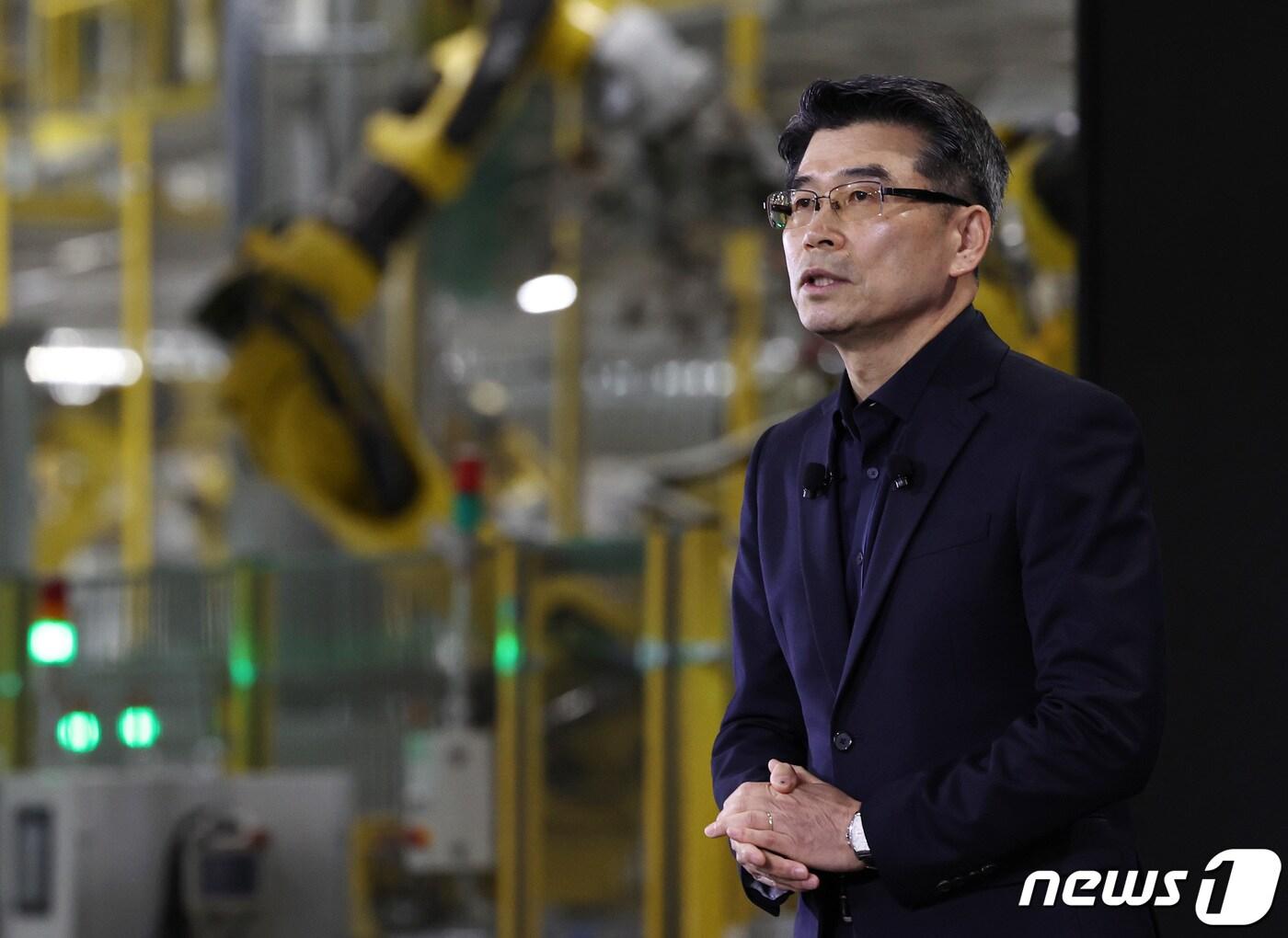 본문 이미지 - 송호성 기아 사장이 3일 오전 경기 광명시 기아오토랜드 광명공장에서 열린 2024 현대차그룹 신년회에서 전기차 전용공장 운영 방향성을 설명하고 있다. 2024.1.3/뉴스1 ⓒ News1 구윤성 기자