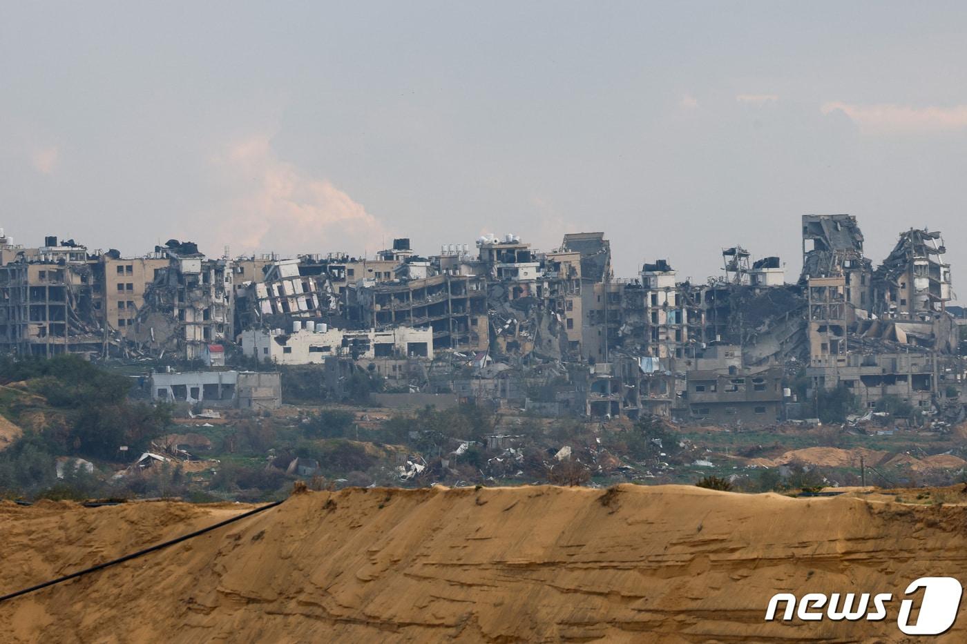 본문 이미지 - 2일(현지시간) 이스라엘의 공습으로 폐허가 된 가자지구. 2024.01.02. ⓒ 로이터=뉴스1 ⓒ News1 정윤영 기자