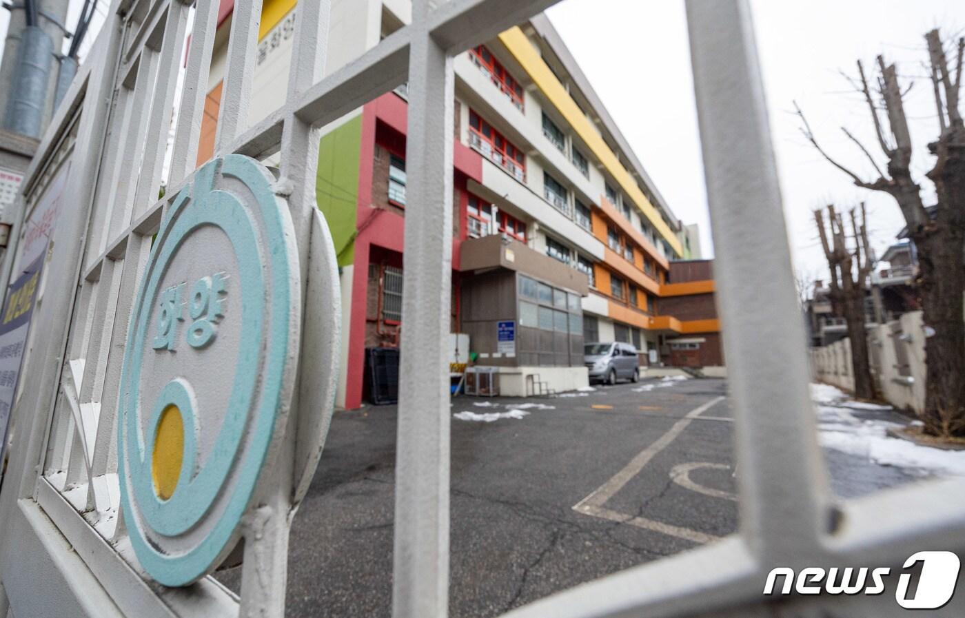 본문 이미지 - 1월 3일 오전 서울 광진구 화양초등학교 교문이 굳게 닫혀 있는 모습. /뉴스1 ⓒ News1 이재명 기자