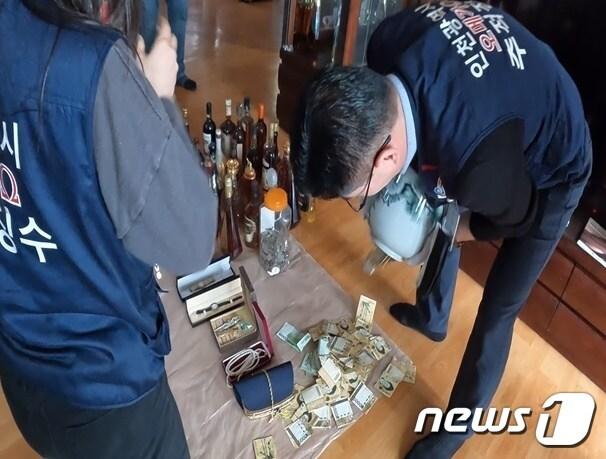 본문 이미지 - 인천시 지방세 체납정리 전담반이 체납자 주거지에서 재산압류를 하고 있다.(인천시 제공)2024.1.3/뉴스1 ⓒ News1 박아론 기자