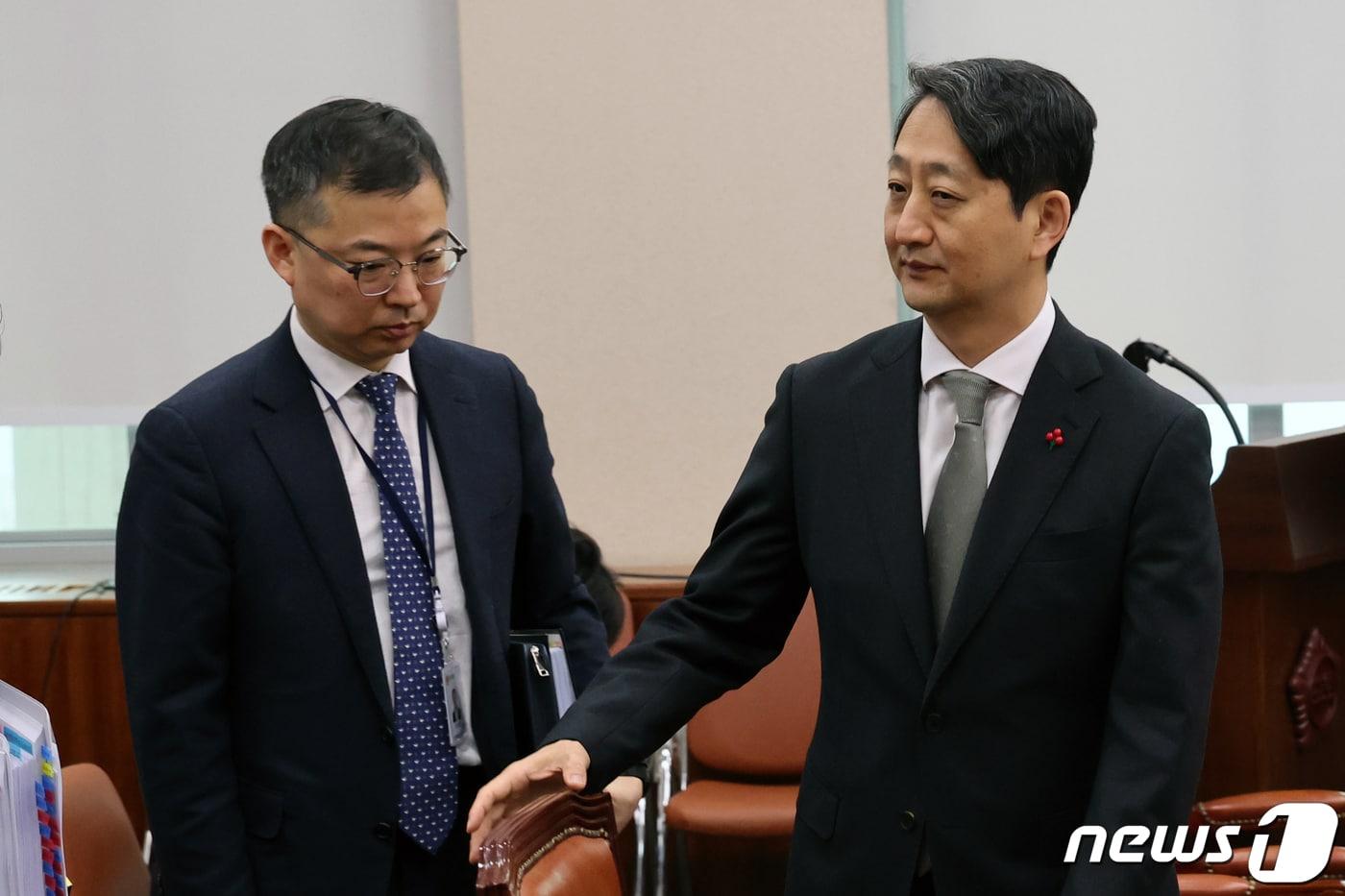 안덕근 산업통상자원부 장관 후보자가 3일 오전 서울 여의도 국회 산업통상자원중소벤처기업위원회에서 인사청문회가 연기되자 회의장을 나서고 있다. 이날 오전 예정됐던 청문회는 더불어민주당 비상의원총회 등으로 인해 오후로 연기됐다. 2024.1.3/뉴스1 ⓒ News1 황기선 기자