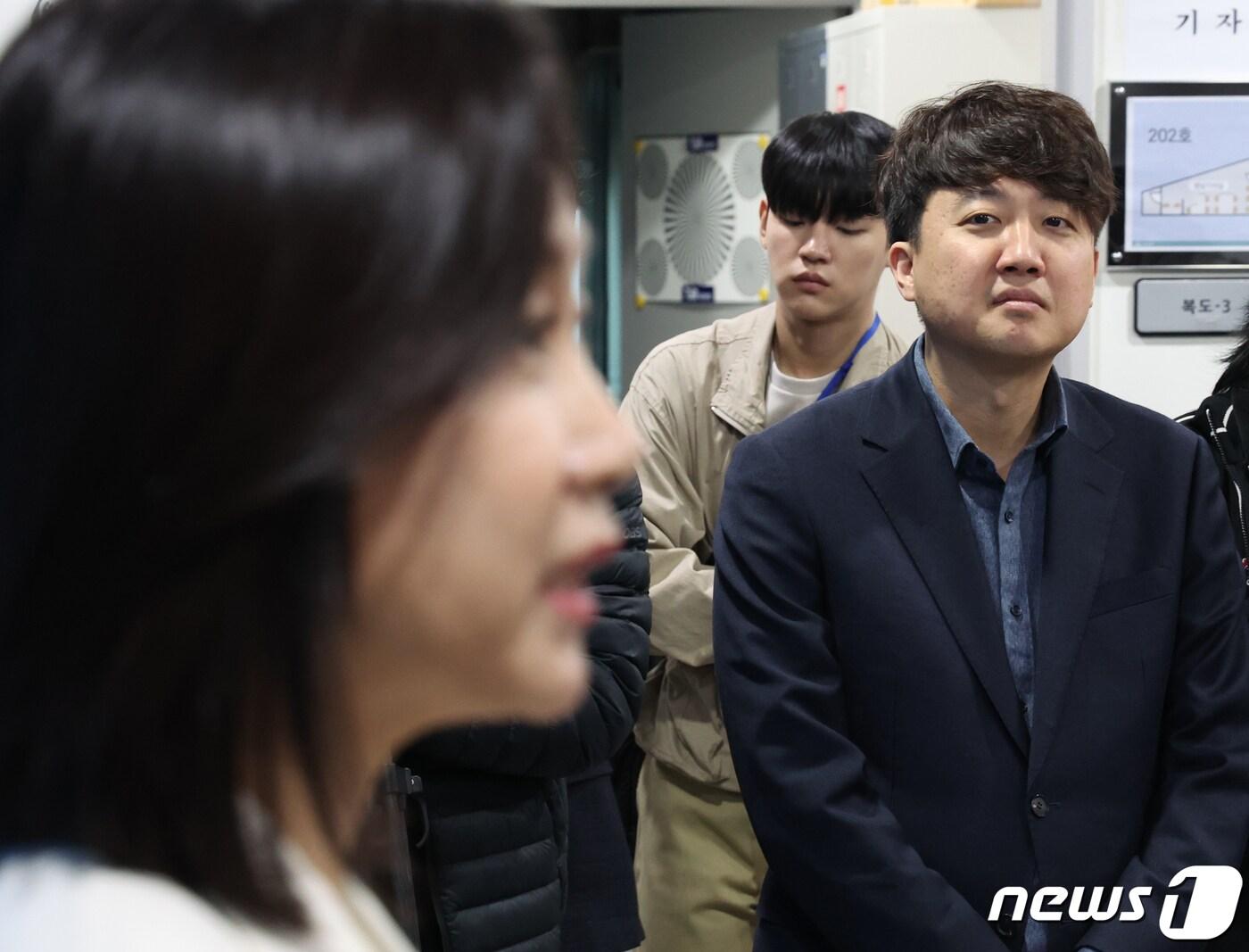 본문 이미지 - 이준석 가칭 '개혁신당' 정강정책위원장이 3일 서울 여의도 국회 소통관에서 허은아 의원의 국민의힘 탈당 기자회견을 바라보고 있다. 2024.1.3/뉴스1 ⓒ News1 송원영 기자