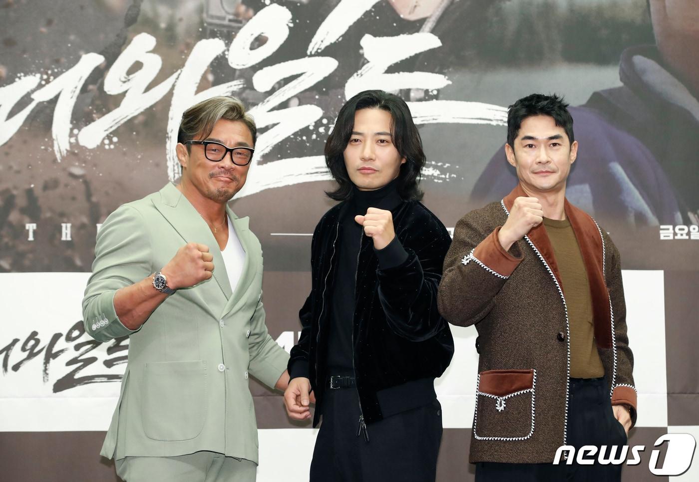 본문 이미지 - 추성훈(왼쪽부터)과 진구, 배정남이 3일 오전 서울 마포구 상암동 스탠포드호텔에서 열린 MBN 새 예능 프로그램 '더 와일드' 제작발표회에서 포즈를 취하고 있다. 2024.1.3/뉴스1 ⓒ News1 권현진 기자