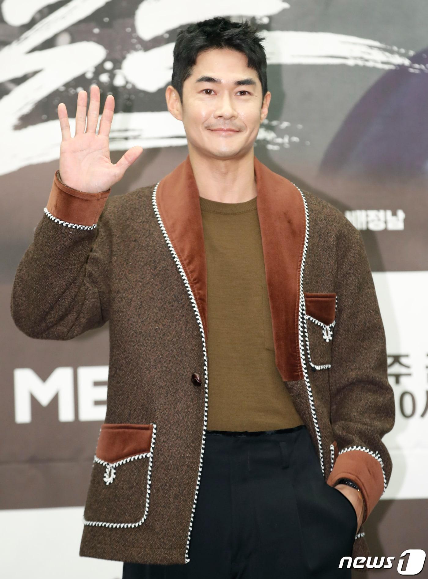 본문 이미지 - 배우 배정남이 3일 오전 서울 마포구 상암동 스탠포드호텔에서 열린 MBN 새 예능 프로그램 '더 와일드' 제작발표회에서 포즈를 취하고 있다. 2024.1.3/뉴스1 ⓒ News1 권현진 기자