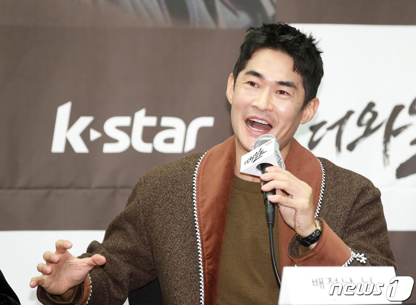 본문 이미지 - 배우 배정남이 3일 오전 서울 마포구 상암동 스탠포드호텔에서 열린 MBN 새 예능 프로그램 '더 와일드' 제작발표회에서 인사말을 하고 있다. 2024.1.3/뉴스1 ⓒ News1 권현진 기자