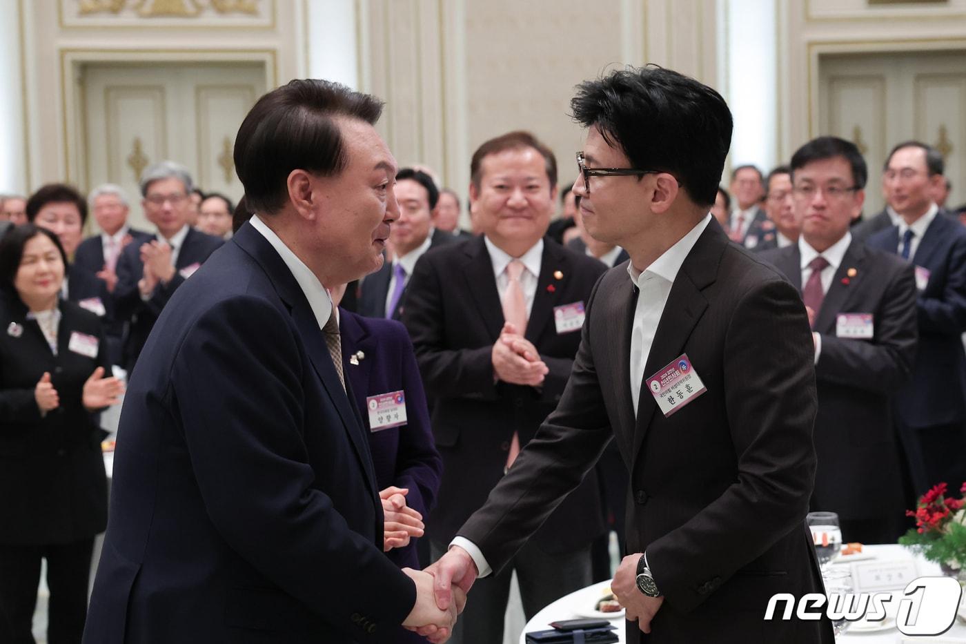 윤석열 대통령이 청와대 영빈관에서 열린 2024년 신년인사회에서 한동훈 국민의힘 비상대책위원장과 악수하고 있다. (대통령실 제공) 2024.1.3/뉴스1 ⓒ News1 오대일 기자