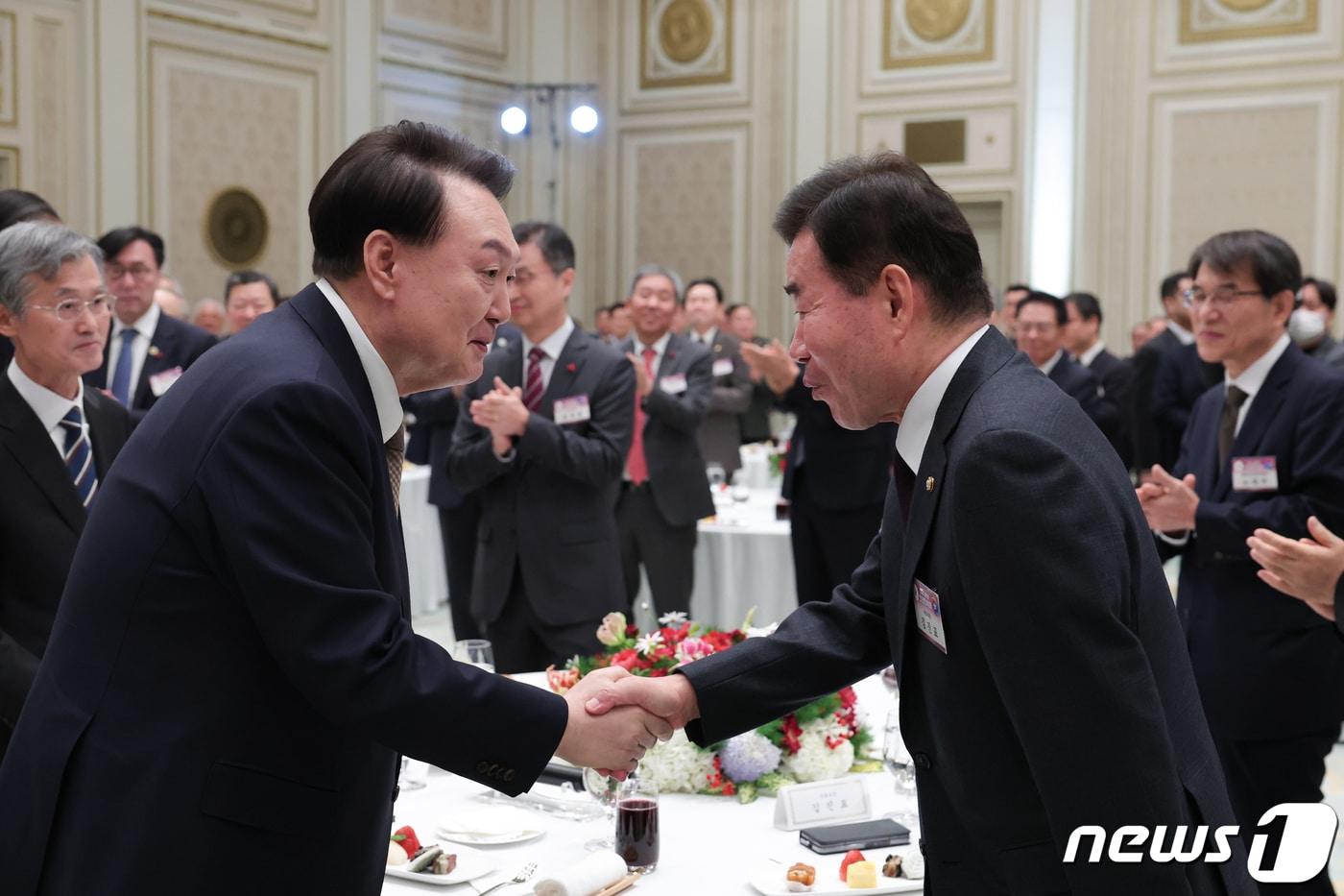 윤석열 대통령이 지난 1월 3일 청와대 영빈관에서 열린 2024년 신년인사회에서 김진표 국회의장과 악수하고 있다. (대통령실 제공) 2024.1.3/뉴스1 ⓒ News1 오대일 기자