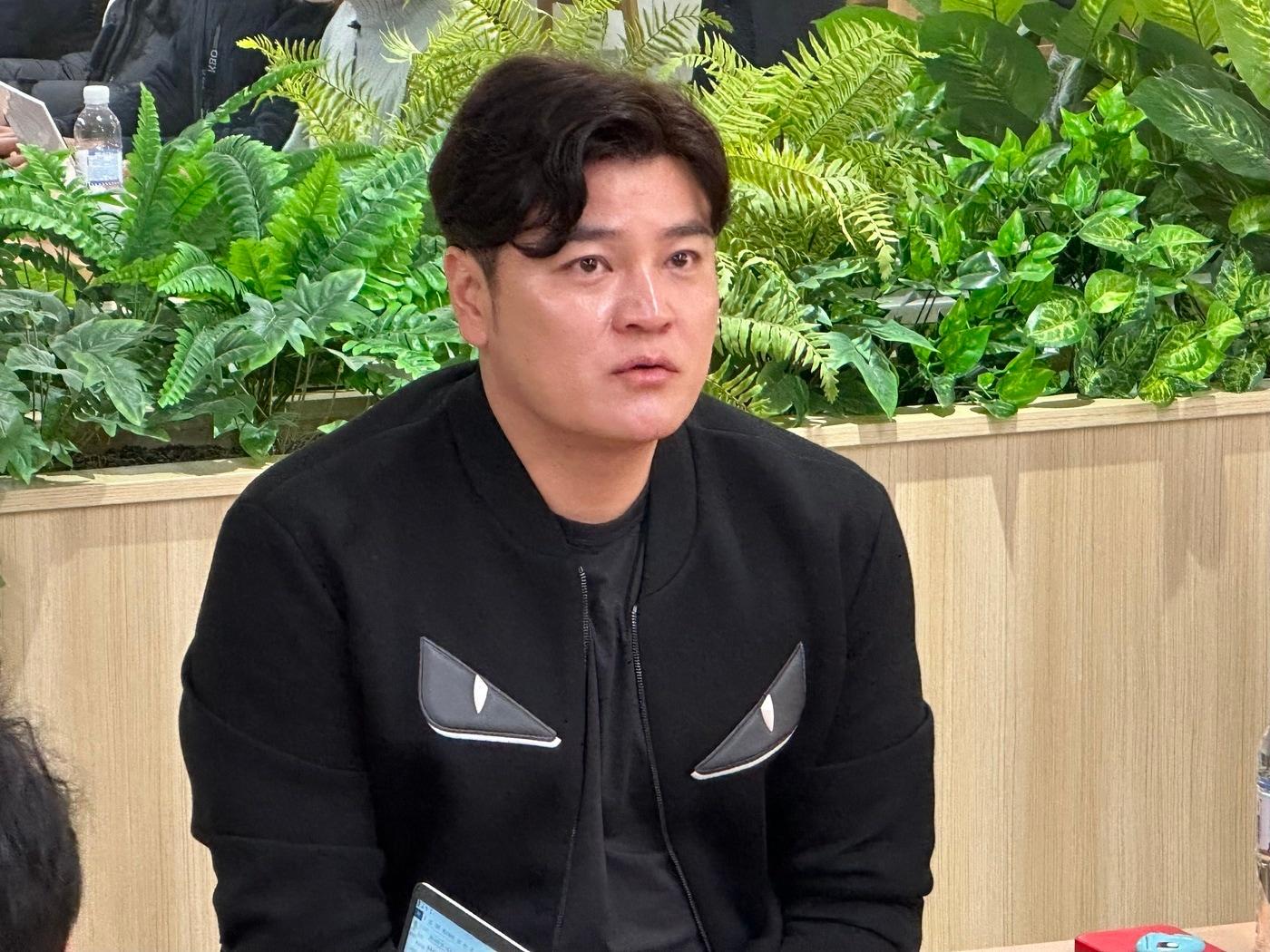 본문 이미지 -  3일 인천 SSG랜더스필드에서 취재진과 인터뷰 중인 추신수. &#40;SSG 랜더스 제공&#41; 