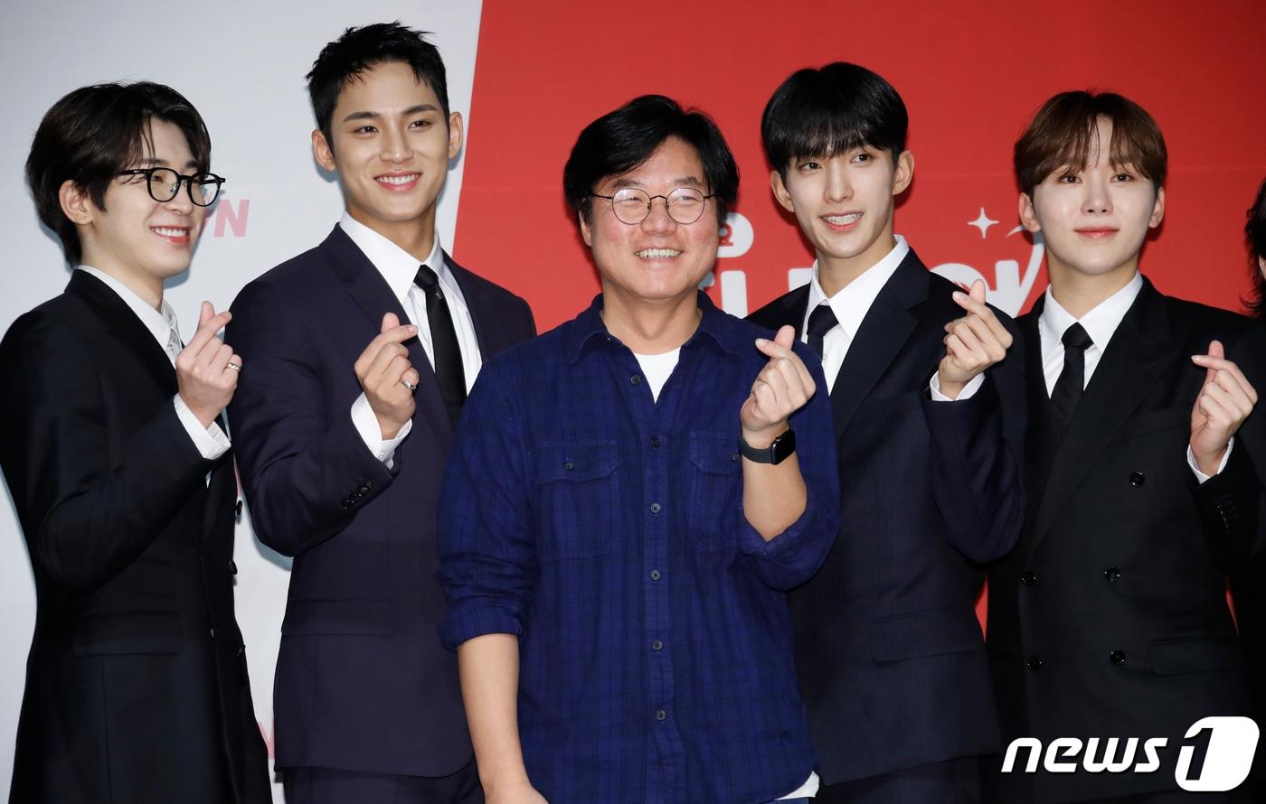 나영석 PD(왼쪽 두번째)와 세븐틴(Seventeen)의 원우, 민규, 도겸, 승관이 3일 서울 강남구 엘리에나호텔에서 열린 tvN 예능 '나나투어 with 세븐틴' 제작발표회에서 포즈를 취하고 있다. '나나투어 with 세븐틴'(연출 나영석 신효정 장은정)은 가이드로 재취업한 여행 예능 20년 차 베테랑 'NA이드' 나영석 PD와 이탈리아의 여름으로 떠난 데뷔 10년 차 세븐틴의 찐한 우정 여행기를 담은 프로그램이다. 2024.1.3/뉴스1 ⓒ News1 권현진 기자