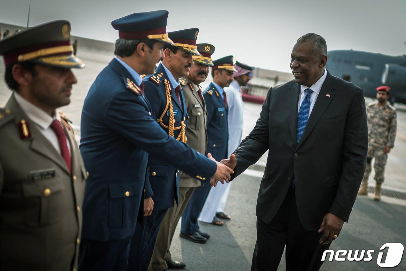 로이드 오스틴 미 국방장관이 지난달 19일(현지시간) 카타르 도하 알우데이드 공군기지를 방문한 자리에서 카타르 군·공군 관계자들을 만나고 있다. 23.12.19 ⓒ 로이터=뉴스1 ⓒ News1 김예슬 기자