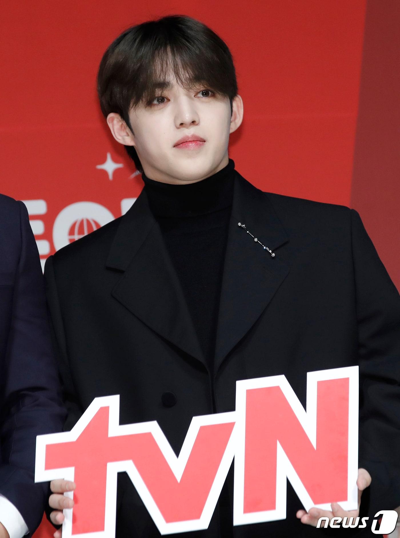 본문 이미지 - 그룹 세븐틴(Seventeen)의 에스쿱스가 3일 서울 강남구 엘리에나호텔에서 열린 tvN 예능 '나나투어 with 세븐틴' 제작발표회에서 포즈를 취하고 있다. '나나투어 with 세븐틴'(연출 나영석 신효정 장은정)은 가이드로 재취업한 여행 예능 20년 차 베테랑 'NA이드' 나영석 PD와 이탈리아의 여름으로 떠난 데뷔 10년 차 세븐틴의 찐한 우정 여행기를 담은 프로그램이다. 2024.1.3./뉴스1 ⓒ News1 권현진 기자