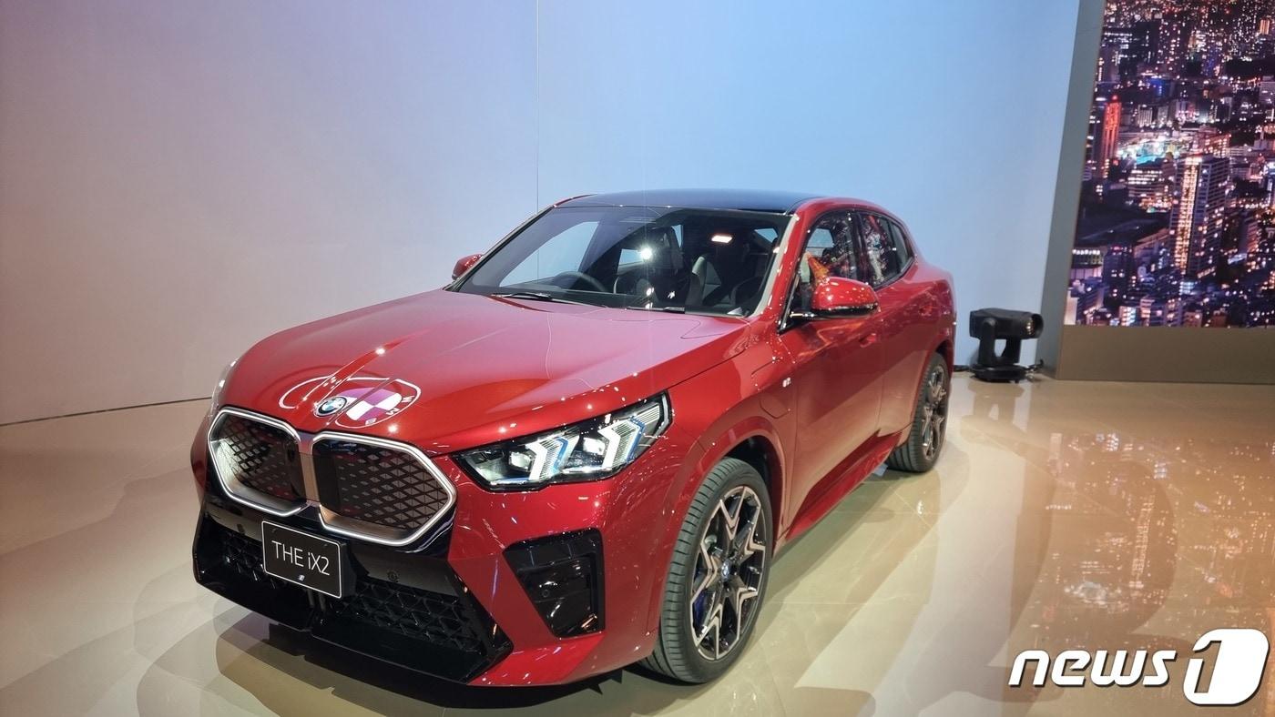본문 이미지 - 지난해 10월 도쿄모빌리티쇼에서 전시 중인 BMW iX2. ⓒ News1 이형진 기자