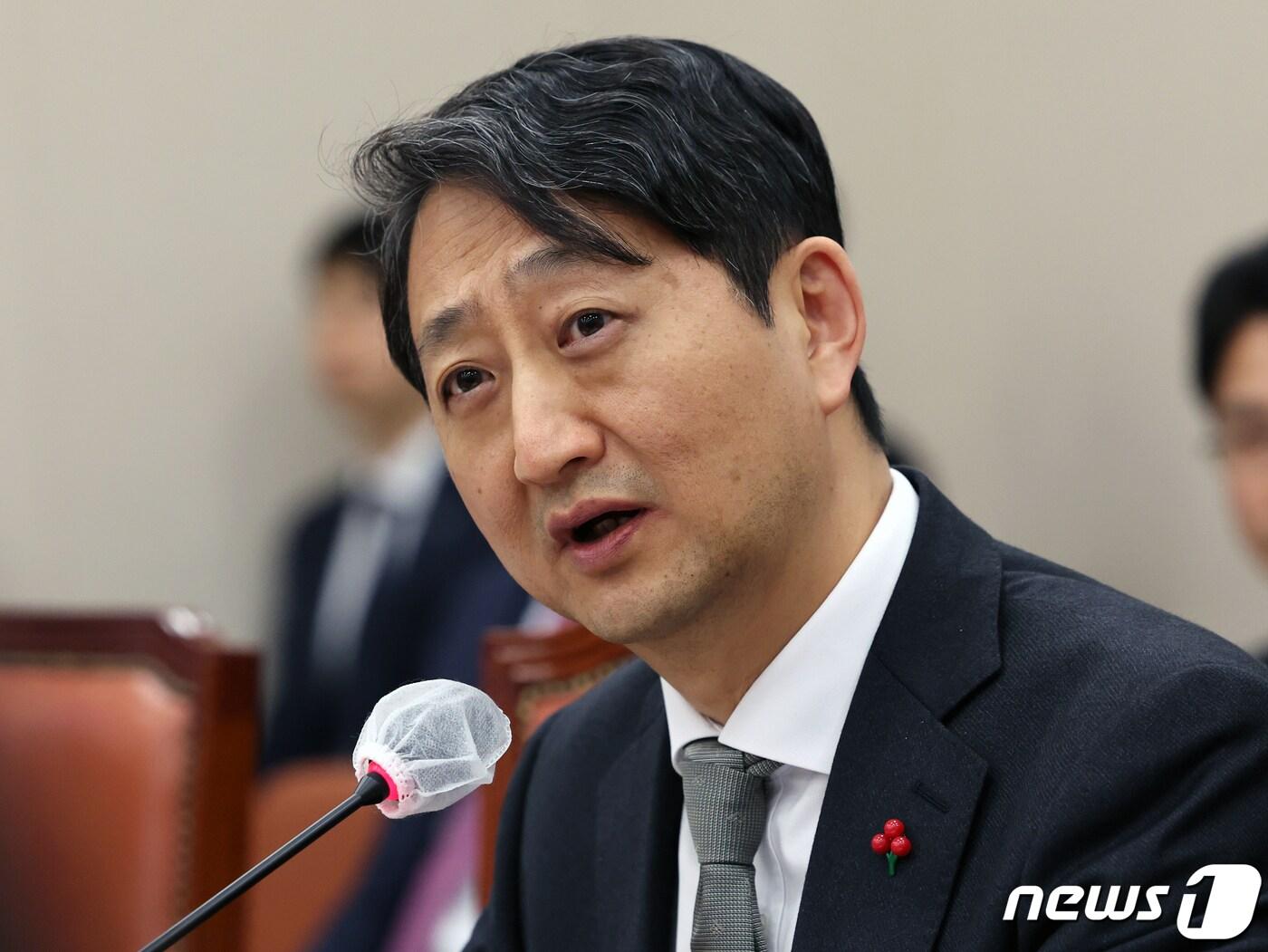 본문 이미지 - 안덕근 산업통상자원부 장관 후보자가 3일 오후 서울 여의도 국회 산업통상자원중소벤처기업위원회에서 열린 인사청문회에서 의원질의에 답하고 있다. 2024.1.3/뉴스1 ⓒ News1 황기선 기자