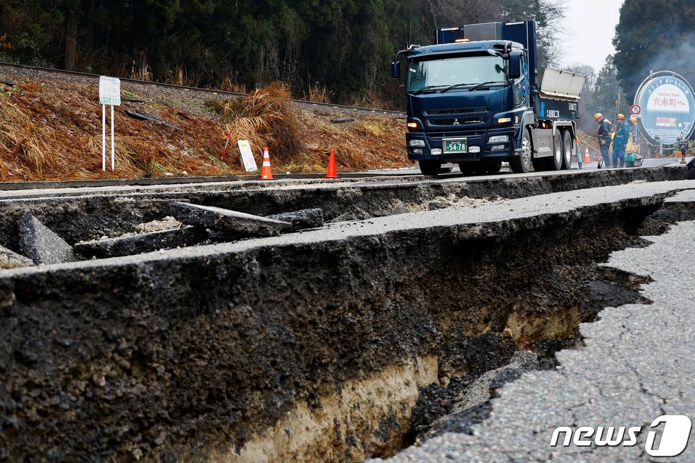 3일 일본 아나미즈 지역 인근 도로가 지진으로 손상돼 작업자들이 보수에 나서고 있다. 2024.01.03 ⓒ 로이터=뉴스1 ⓒ News1 정지윤 기자