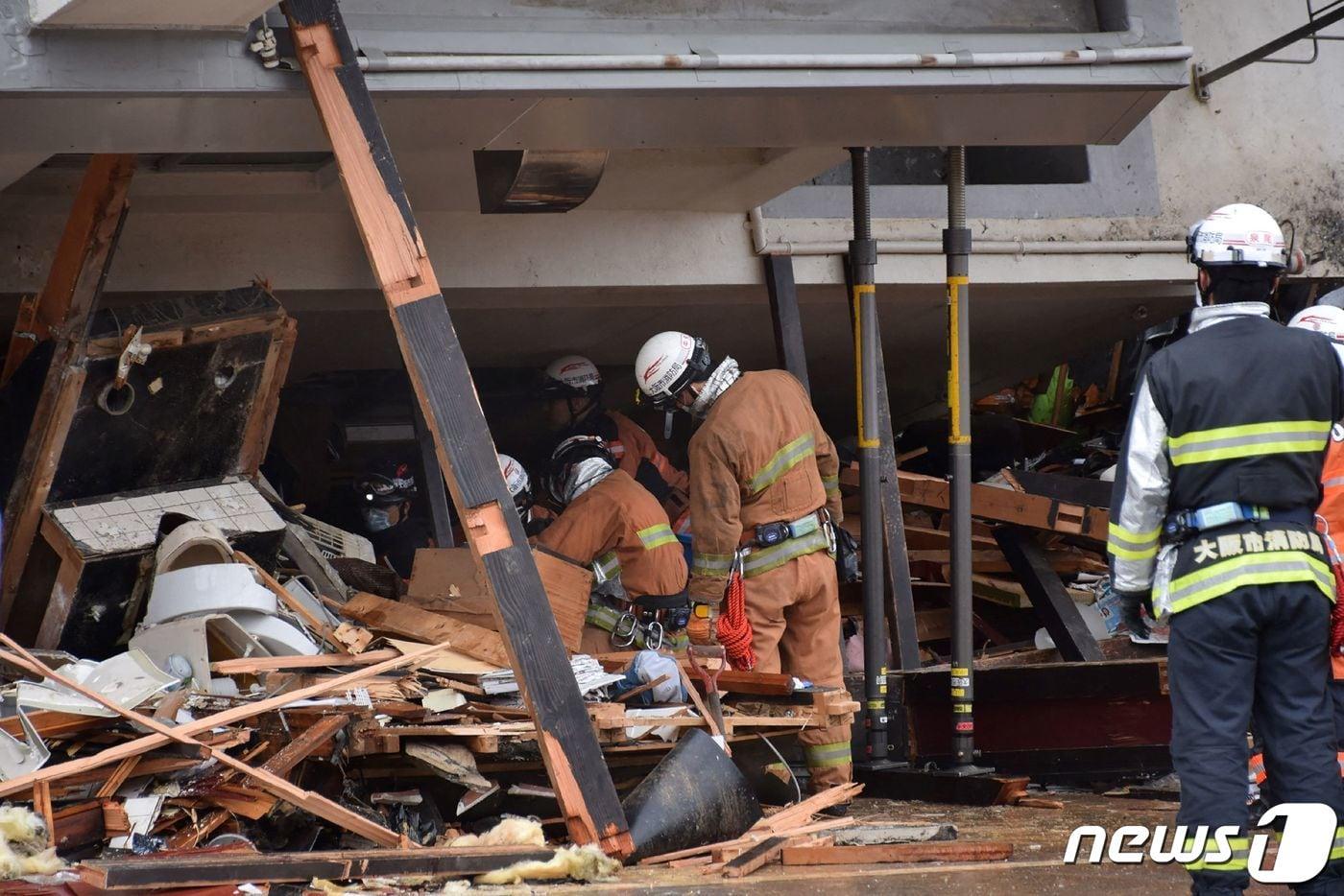본문 이미지 - 지진으로 건물이 무너진 일본 이시카와현 와지마 지역에서 3일 구조대원들이 수색 작업을 벌이고 있다. 2024.01.03 ⓒ AFP=뉴스1 ⓒ News1 정지윤 기자