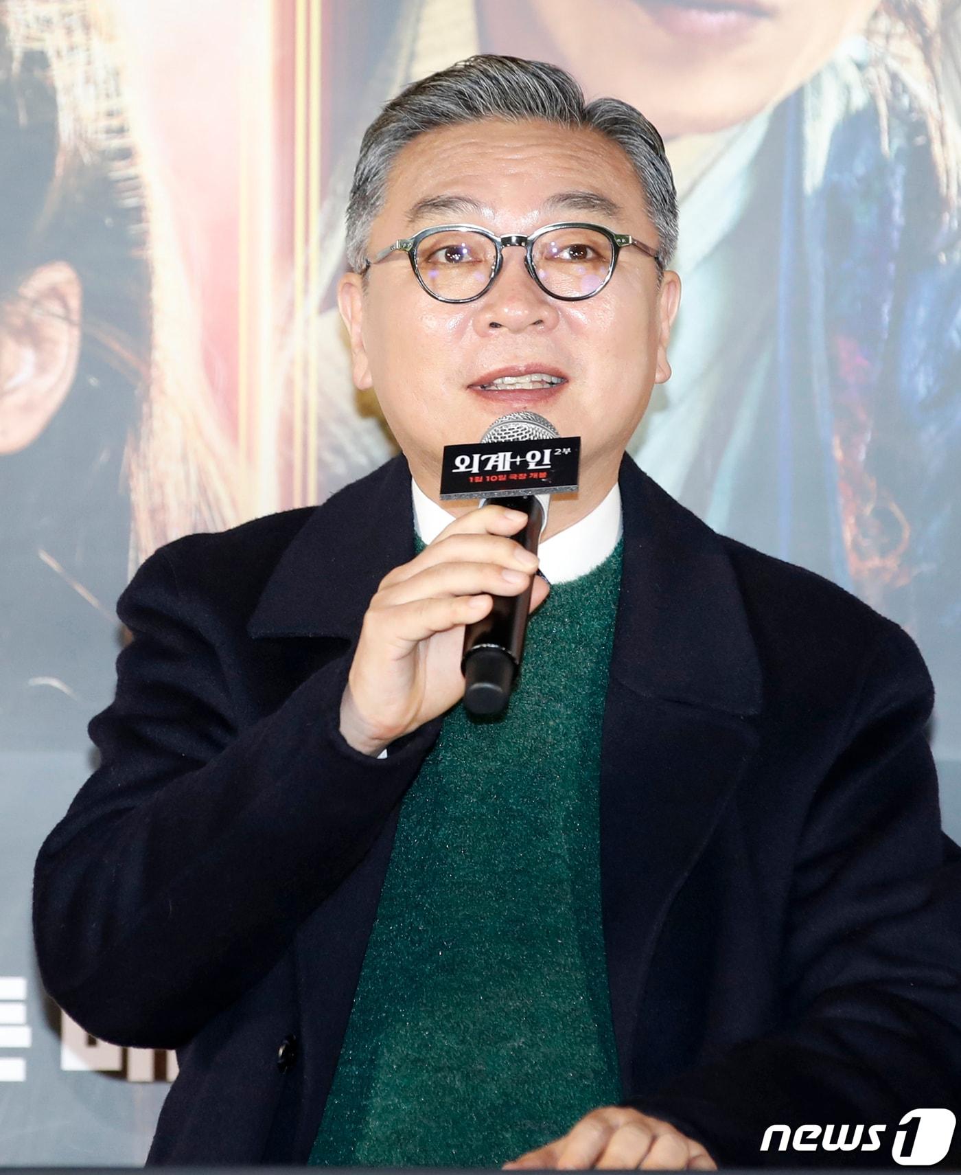 본문 이미지 - 배우 김의성이 3일 서울 용산구 CGV용산아이파크몰에서 열린 영화 '외계+인 2부'(감독 최동훈) 언론시사회에서 인사말을 하고 있다. '외계+인' 2부는 치열한 신검 쟁탈전 속 숨겨진 비밀이 밝혀지는 가운데 미래로 돌아가 모두를 구하려는 인간과 도사들의 이야기를 그린 작품이다. 2024.1.3/뉴스1 ⓒ News1 권현진 기자