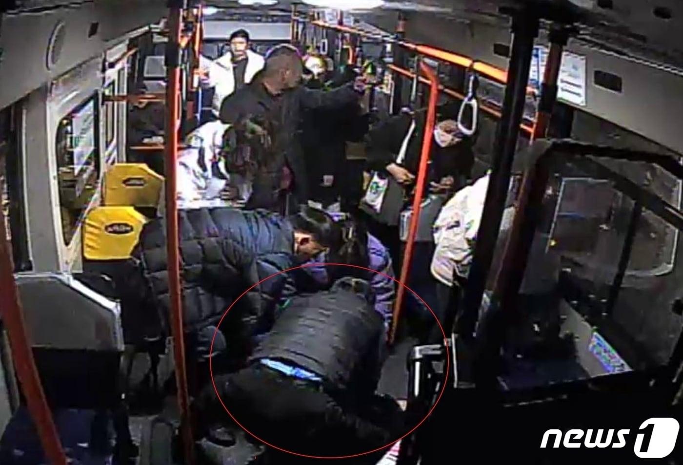 본문 이미지 - 부산 583번 시내버스 운전자 곽동신씨가 의식을 잃은 승객에게 심폐소생술을 하고 있다.(버스 내부 영상 갈무리)