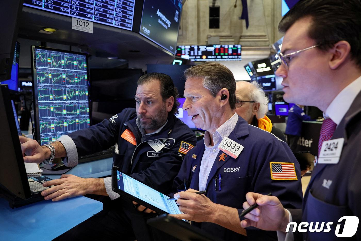 본문 이미지 - 뉴욕증권거래소 내부 객장 트레이더들 ⓒ 로이터=뉴스1