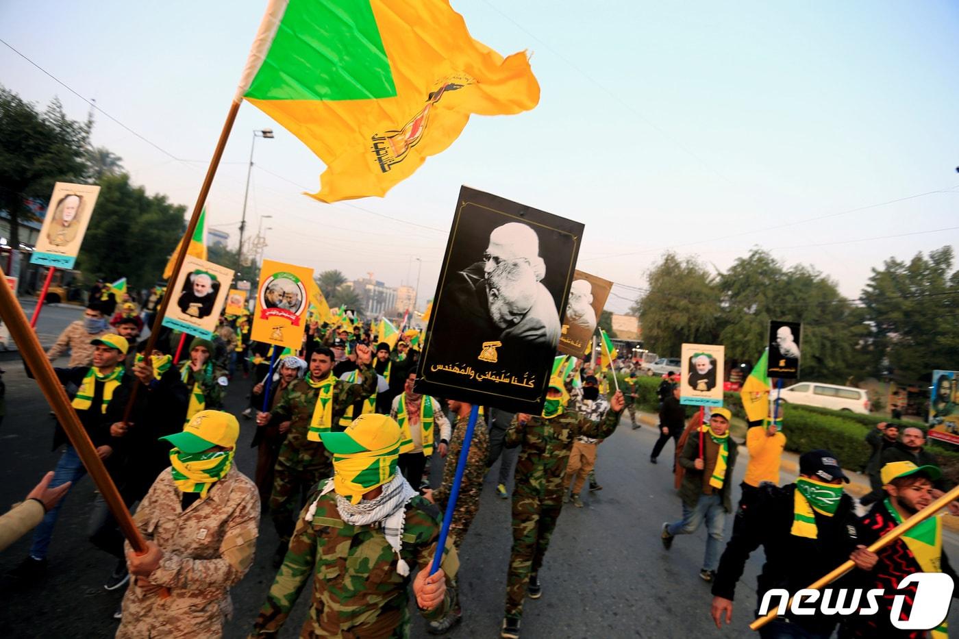 2020년 1월4일, 이라크 내 친이란 무장단체 '카타이브 헤즈볼라'가 미군 공습에 숨진 아부 마흐디 알무한디스 카타이브 창설자를 추모하며 행진하고 있다. 2020.01.04/ ⓒ 로이터=뉴스1 ⓒ News1 박재하 기자