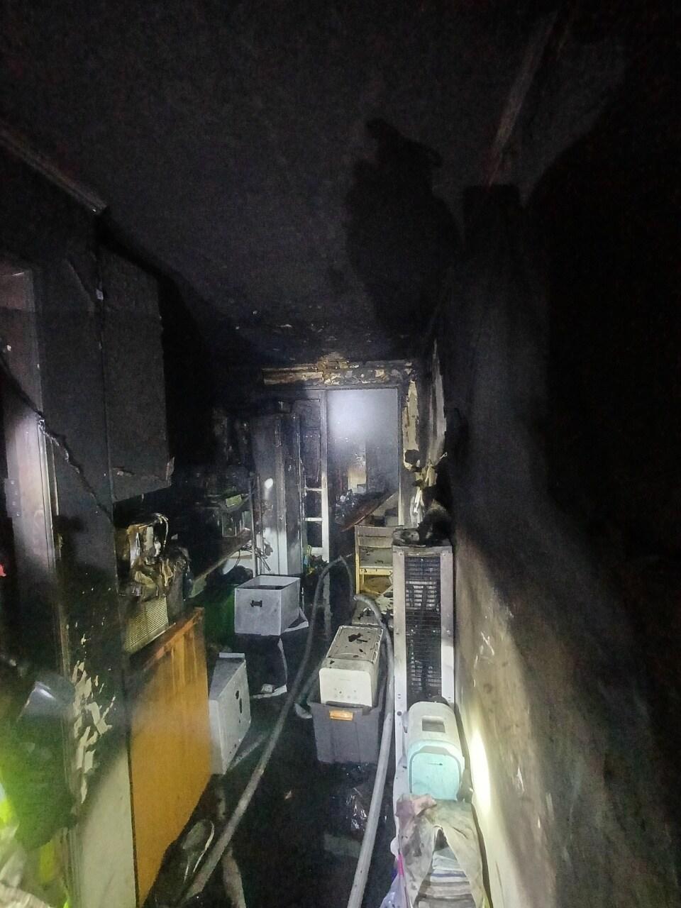 본문 이미지 - 지난 29일 오후 9시 15분께 천안시 동남구 신방동의 한 아파트 13층에서 불이 났다.(천안동남소방서 제공0