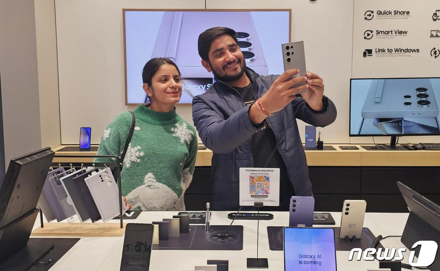29일(현지시간) 인도 구루가온의 갤러리아 마켓에 위치한 '삼성스토어'에서 현지 소비자들이 '갤럭시 S24 시리즈'를 체험하고 있다. (삼성전자 제공) 2024.1.30/뉴스1