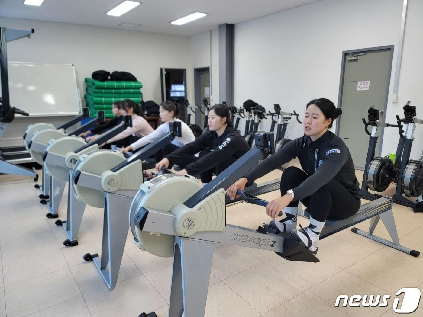 본문 이미지 - 훈련 중인 BPA 조정선수단. 우측부터 조선형, 김하영, 최수진, 정민하, 이수민 선수. (부산항만공사 제공)