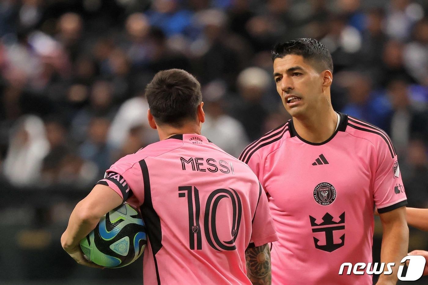 본문 이미지 - 인터 마이애미 메시(왼쪽)와 수아레스. ⓒ AFP=뉴스1