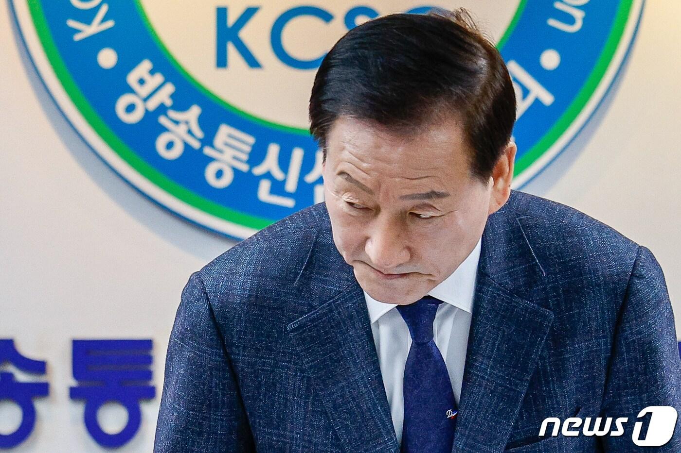 본문 이미지 - 류희림 방송통신심의위원회 위원장이 30일 오전 서울 양천구 방심위에서 MBC 바이든-날리면 보도 심의 등을 위한 제3차 방송심의소위원회 임시회의에 입장하고 있다. 2024.1.30/뉴스1 ⓒ News1 안은나 기자