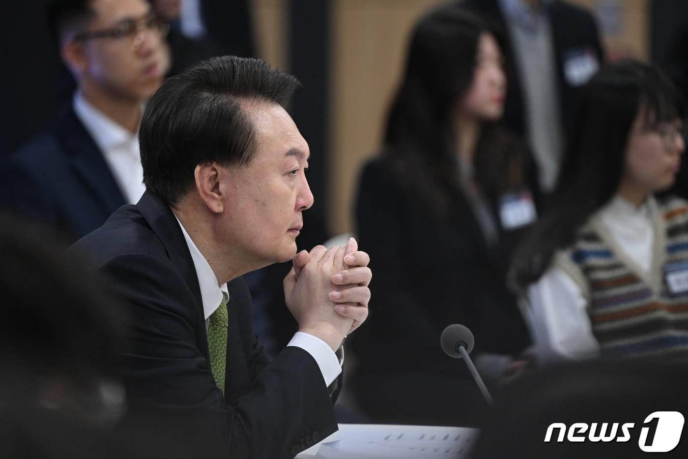본문 이미지 - 윤석열 대통령이 경기 성남 판교제2테크노밸리 기업지원허브에서 '상생의 디지털, 국민권익 보호' 를 주제로 열린 일곱 번째 국민과 함께하는 민생토론회에서 참석자들의 발언을 경청하고 있다. (대통령실 제공) 2024.1.30/뉴스1 ⓒ News1 오대일 기자