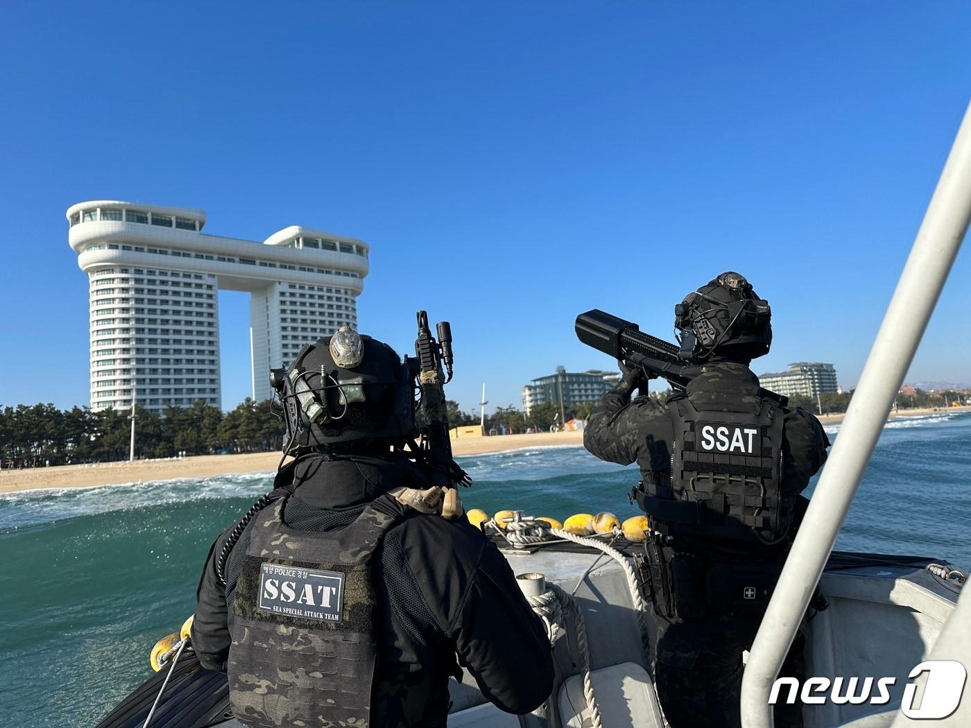 본문 이미지 - 강릉 해상서 대테러 경계태세 중인 해경 특공대.(동해해경청 제공) 2024.1.30/뉴스1