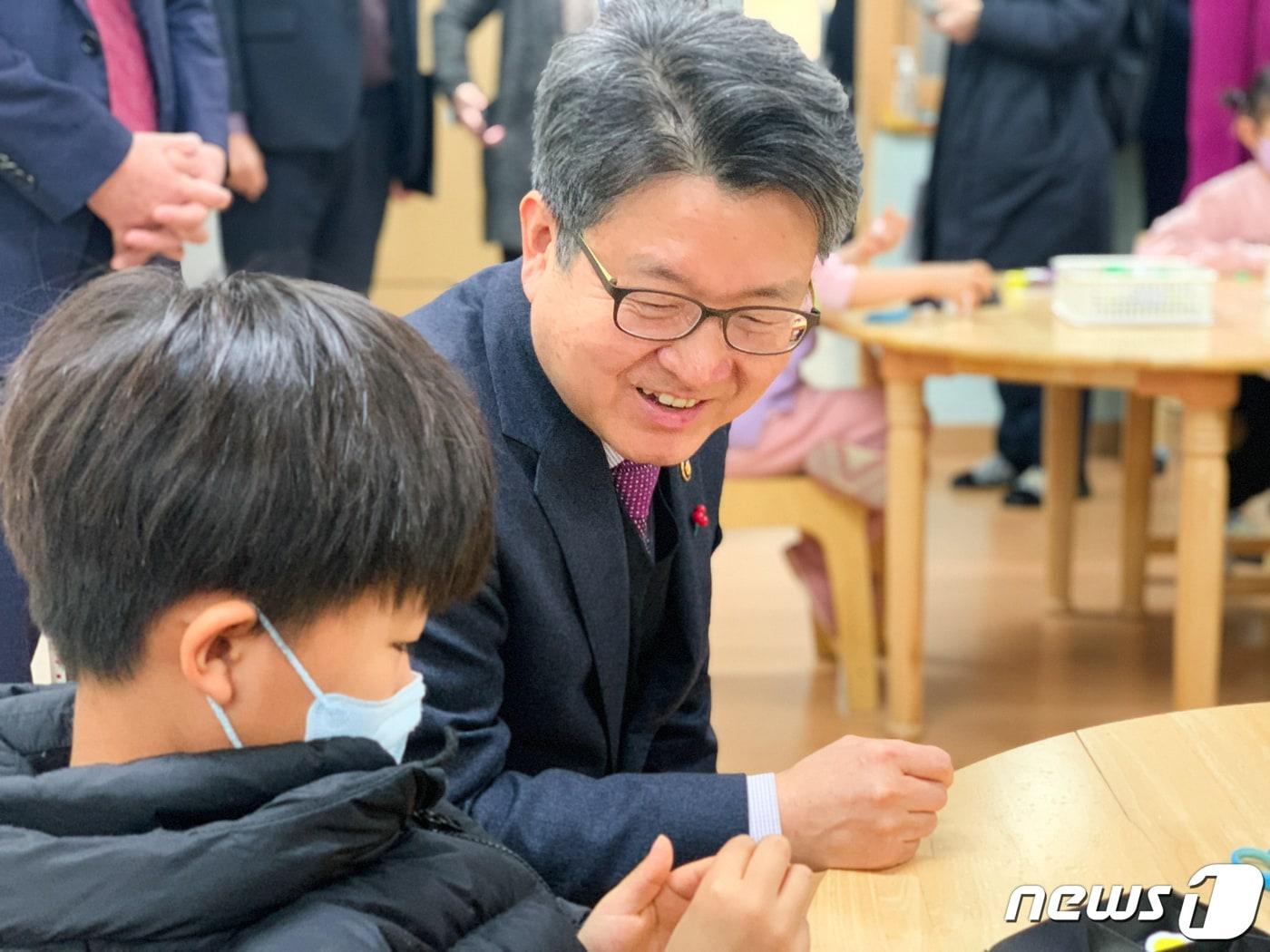 본문 이미지 - 오석환 교육부차관이 30일 늘봄학교 운영에 따른 학교준비 상황을 점검하기 위해 충북 청주 창리초등학교를 방문, 어린이들과 얘기를 나누고 있다.(충북교육청 제공)/뉴스1