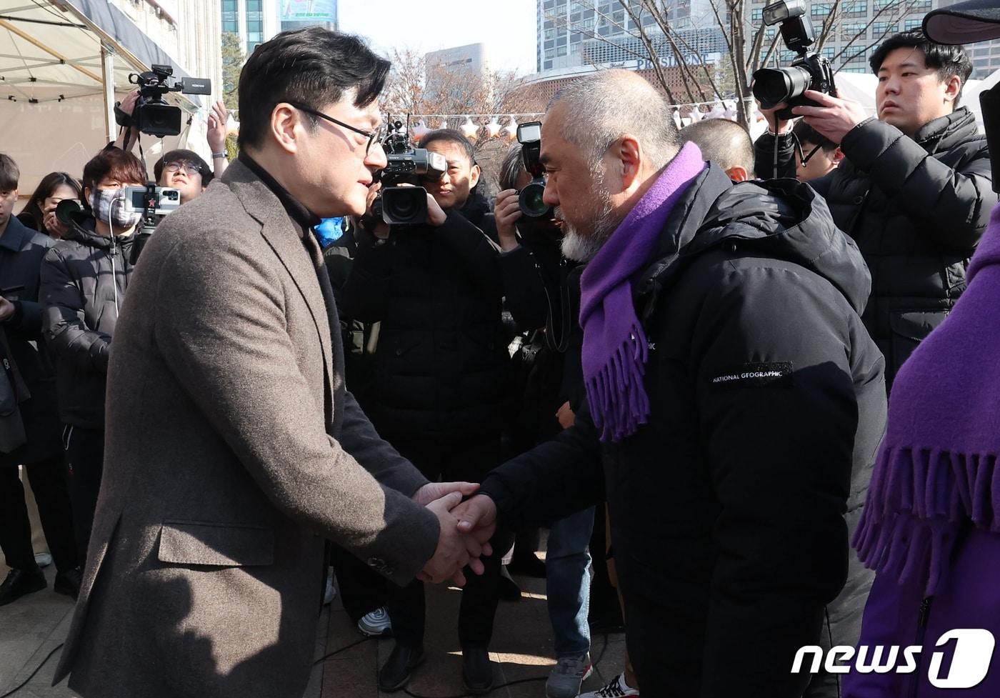 본문 이미지 - 홍익표 더불어민주당 원내대표가 30일 서울광장에 마련된 10.29 이태원 참사 희생자 합동분향소를 찾아 이정민 유가족협의회 운영위원장을 비롯한 유가족들을 위로하고 있다./뉴스1 ⓒ News1 유승관 기자