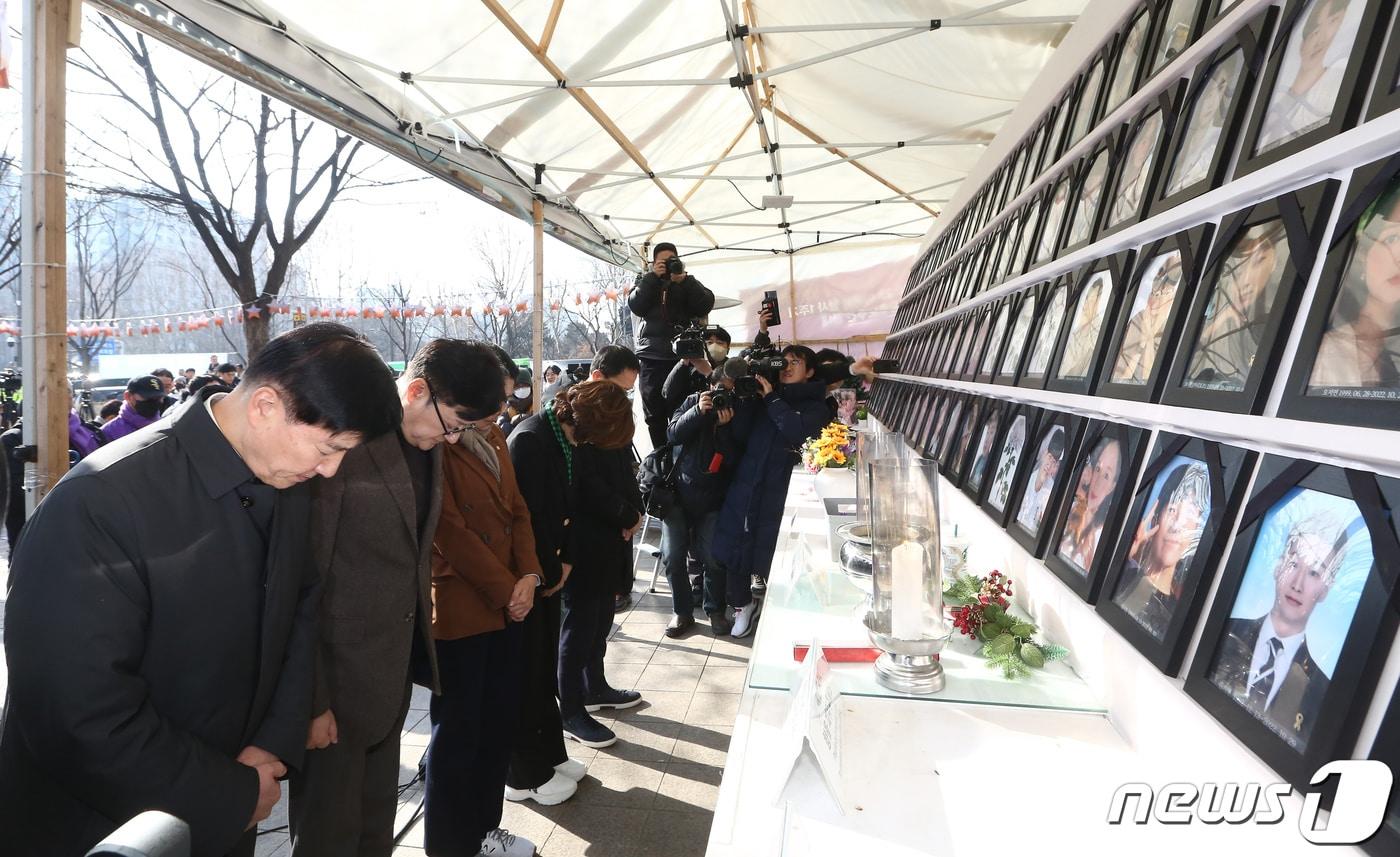 본문 이미지 - 홍익표 더불어민주당 원내대표를 비롯한 의원들이 30일 서울광장에 마련된 10.29 이태원 참사 희생자 합동분향소를 찾아 묵념하고 있다. (공동취재) 2024.1.30/뉴스1 ⓒ News1 유승관 기자
