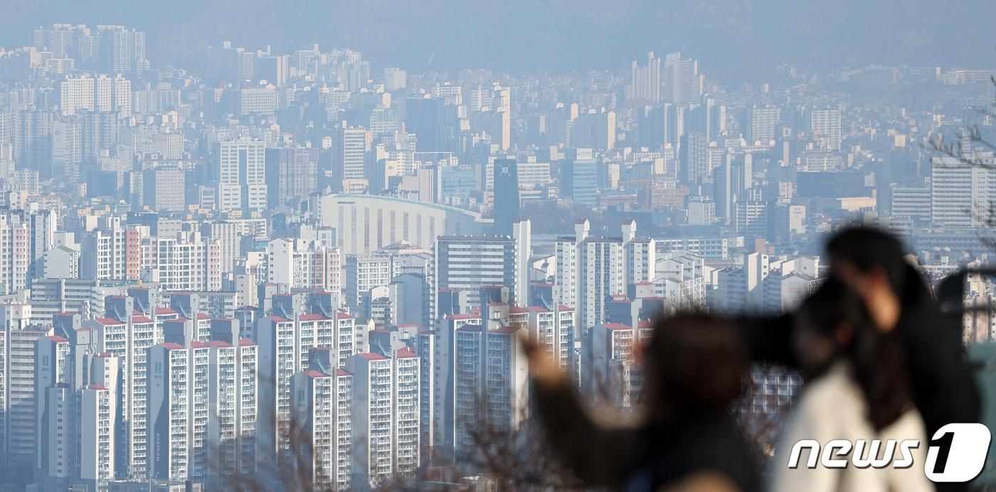 본문 이미지 - 서울 남산에서 바라본 시가지 모습. 2024.1.30 ⓒ 뉴스1 김명섭 기자